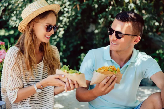 Pareja comiendo en Vivabowl