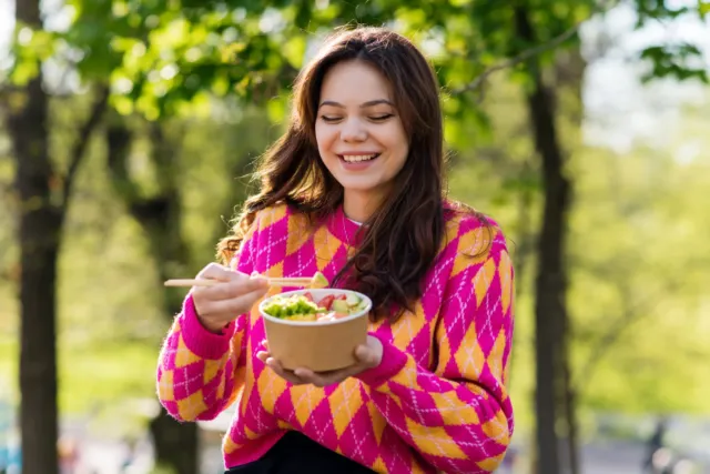 Clienta con un bowl de Vivabowl